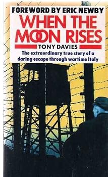 Paperback When the Moon Rises: An Escape Through Wartime Italy Book