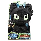 Transformierbarer 2-in-1-Plüsch: Verwandeln Sie „Toothless“ von friedlich zu mächtig, indem Sie seinen Bauch zusammendrücken, sein Gesichtsausdruck verändert sich, die Ohren bewegen sich zurück, er enthüllt seine Zähne und knurrt. Wenn Sie seinen Bauch loslassen, verwandelt er sich wieder in Ihren glücklichen Drachenkumpel.