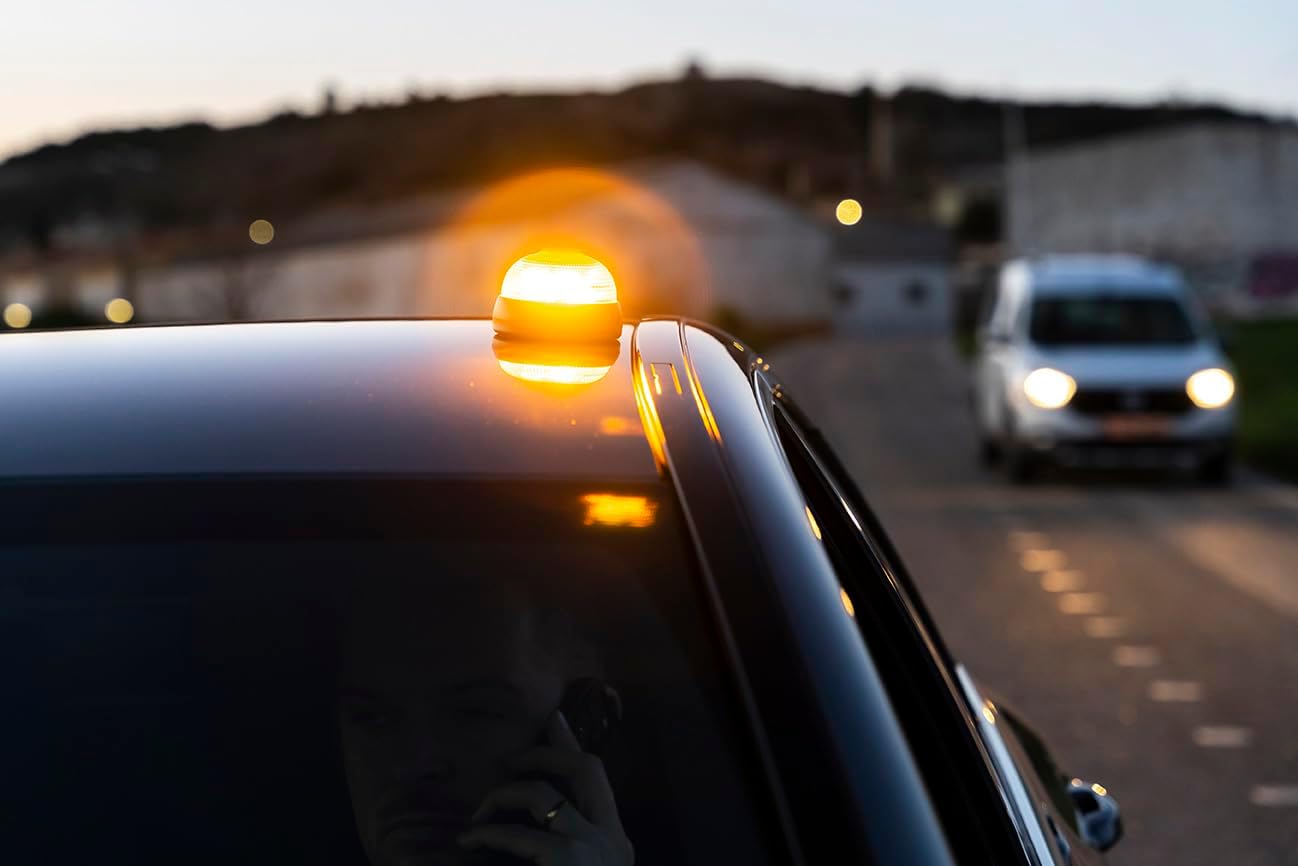 Hero Driver LED Baliza V16 Conectada y Geolocalizada Certificada DGT 3.0 Sin cuotas hasta 2040 Luz Emergencia coche - Uso obligatorio en Espaa Tarjeta Vodafone SIM incluida gratis