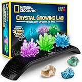 NATIONAL GEOGRAPHIC Kristallzuchtset - 3 leuchtende farbige Kristalle zum Wachsen mit beleuchtetem Ausstellungsständer, enthält 3 echte Edelsteinproben, einschließlich Einer Geode und grünem Fluorit