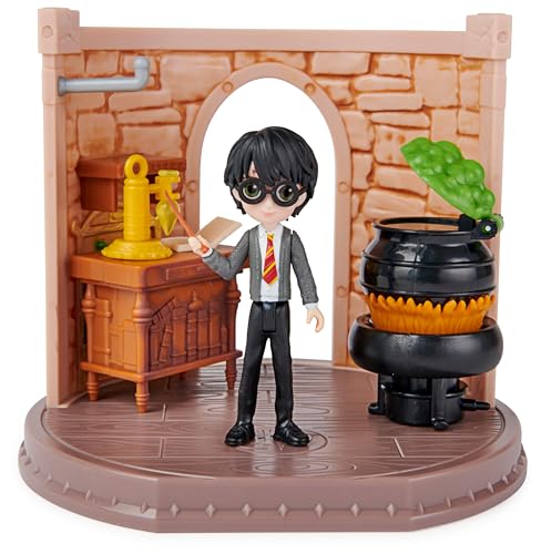 HARRY POTTER - WIZARDING WORLD - HARRY POTTER MAGICAL MINIS - Set Aula de las Pociones con 1 figura Harry Potter Exclusiva 8 cm y 3 Accesorios - 6061847 - Juguetes Niños 5 Años +