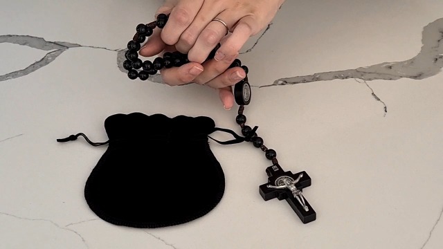 St. Benedict Rosary Beads In Black Wood – Made In Italy | The Italian Jewelry Company - Foto 10