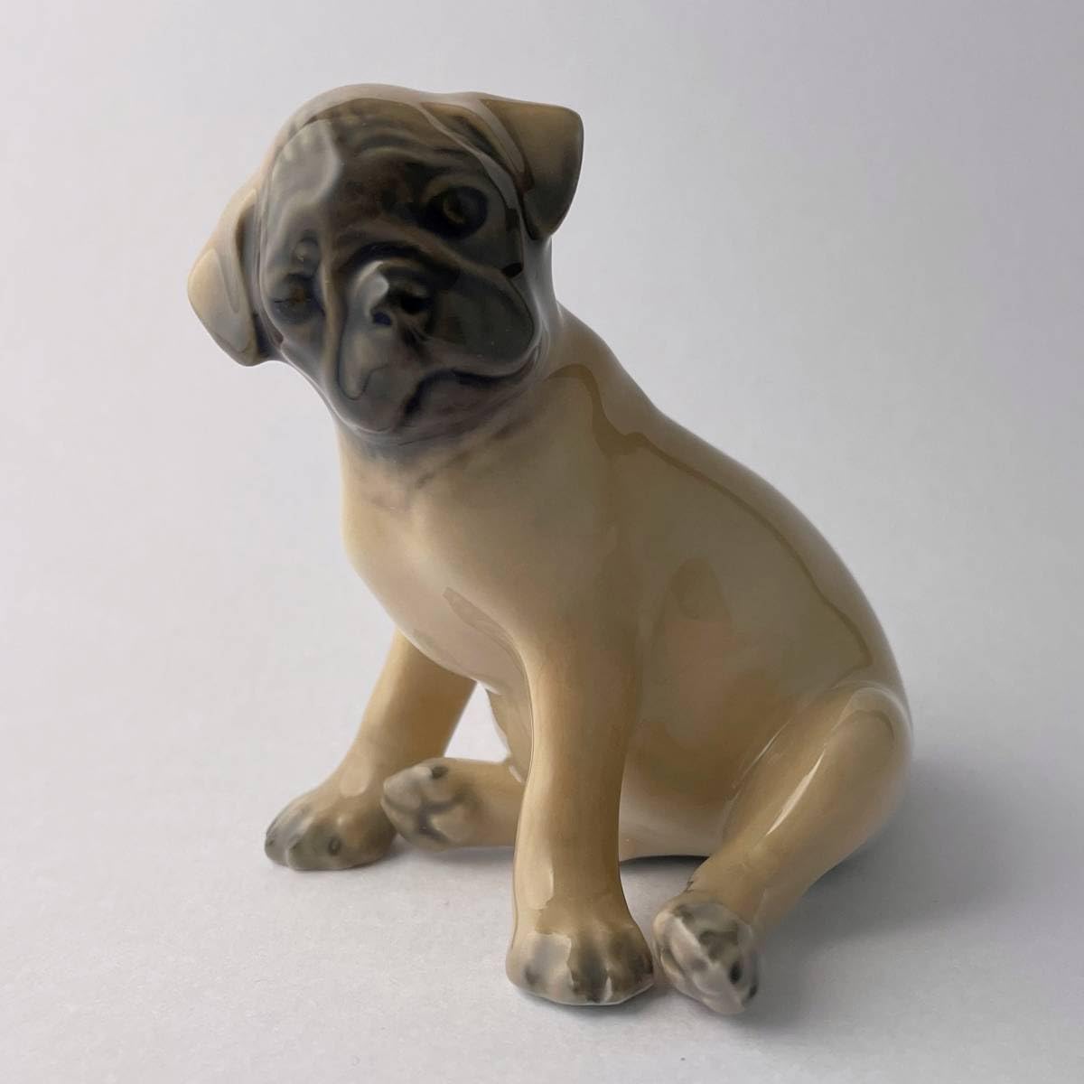 ロイヤルコペンハーゲン パグ 犬 フィギュリン デンマーク製 Amazon.co.jp: ロイヤルコペンハーゲン パグ 犬 フィギュリン