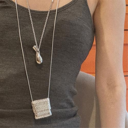 Collier pendentif bouteille d'eau : ajustez votre style du décontracté au chic