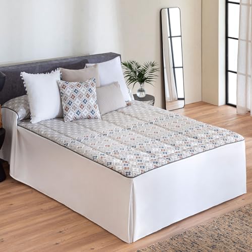 Colcha edredón TOLEDO AZUL, Relleno superior de 150 gr que ajusta al colchón. Tejido 70% algodón/30% poliester. Medida cama de 135cm con un volante de 50 cm. Incluye cojín de 40x40 cm con relleno.