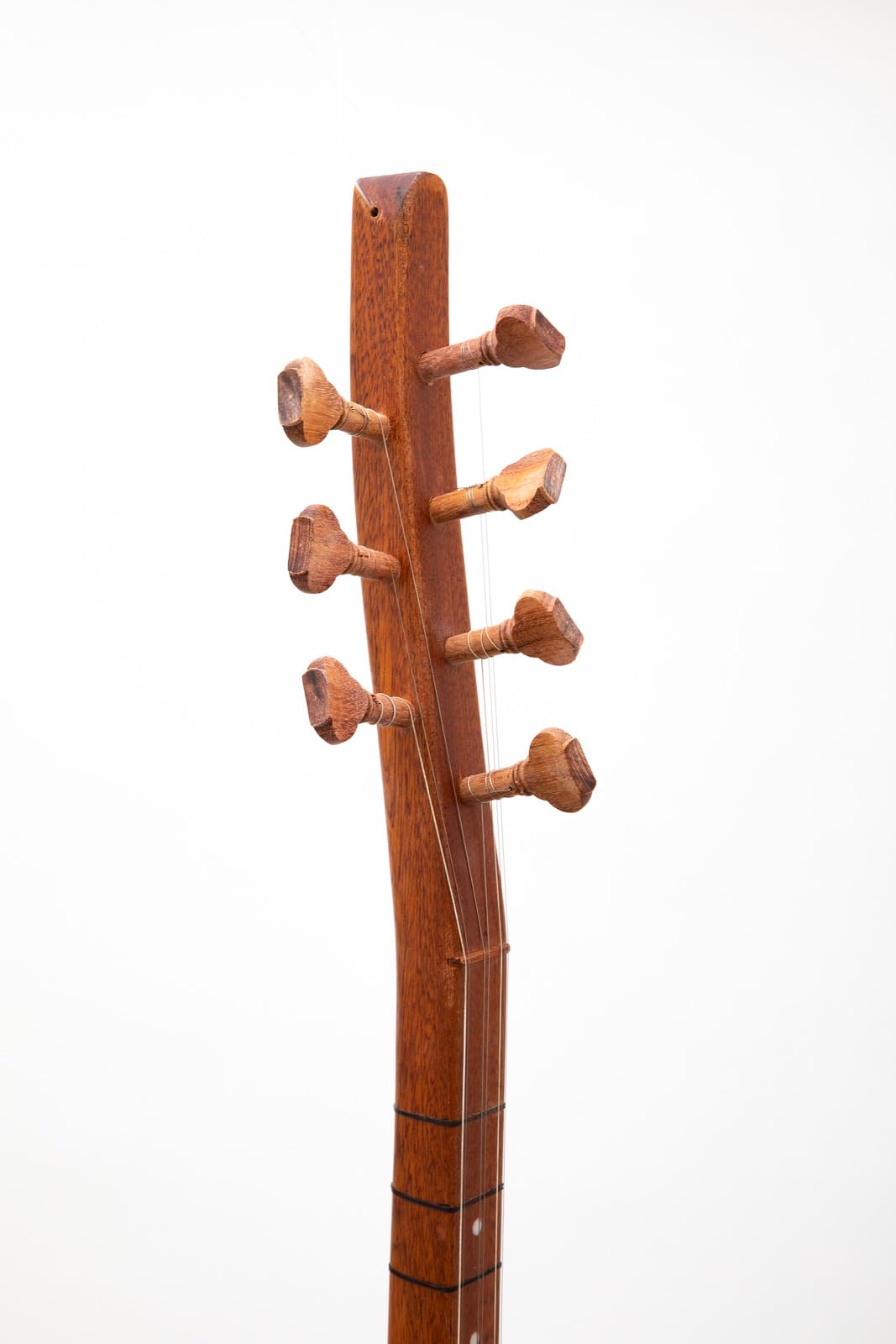 Türkischer Saz mit langem Hals aus Mahagoniholz mit Palisander-Heringen und integriertem Tonabnehmer mit weichem Etui, Saitensatz und Plektren im Lieferumfang enthalten