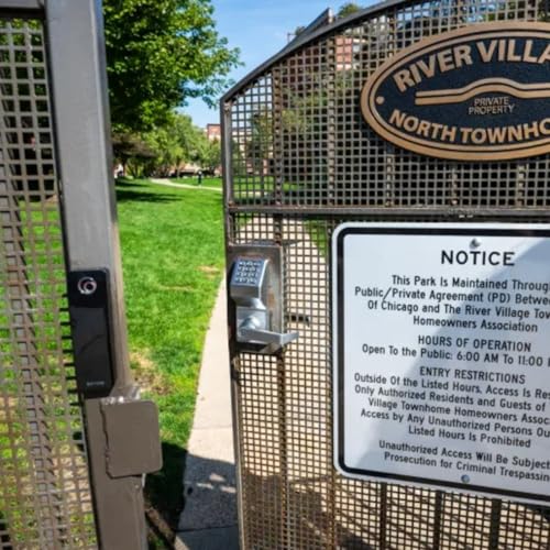 Private Fences Put Up Around A Public Park -- And Neighbors Aren't Happy Podcast Por arte de portada