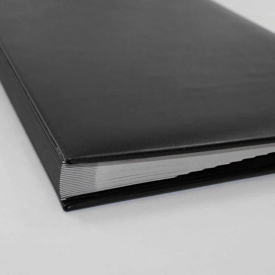 Unterschriftenmappe aus glattem Vollrindleder in Schwarz, Softcover, dehnbarer Rücken, 20 Register-Trennblätter aus stabiler grauer Kartonage, Aufnahme von DIN A4, Prägungen auf Anfrage