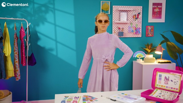 Clementoni Kits Fashion Designer-Jeu de dessin, tableau avec lumière, peinture et création de looks. Comprend des croquis, des accessoires et des propositions pour concevoir la mode à votre goût Clementoni Kits Fashion Designer-Jeu de dessin, tableau avec lumière, peinture et création de looks. Comprend des croquis, des accessoires et des propositions pour concevoir la mode à votre goût