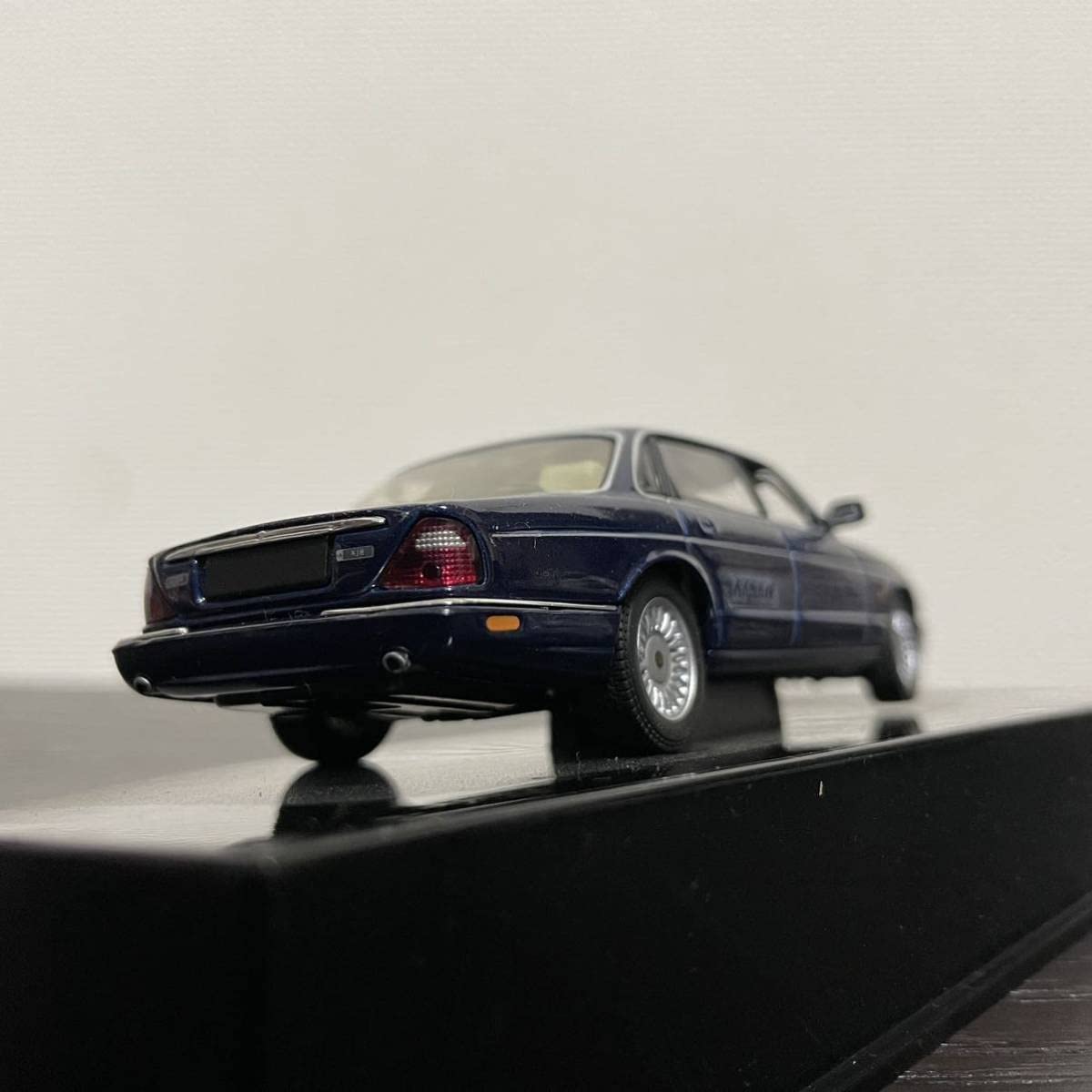 Amazon | Aa 1/43 Jaguar XJ8 Blue/ジャガー XJ8 青 ブルー | ミニカー
