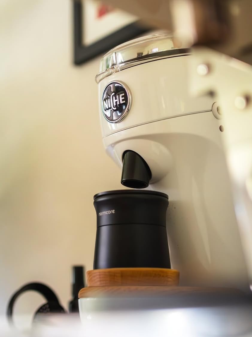 Normcore 58 mm 2 in 1 dosaggio magnetico – Espresso Dosing Funnel con anello dosatore, strumento per il dosaggio del caffè per portafiltro da 58 mm, nero opaco, alluminio anodizzato, nuova versione