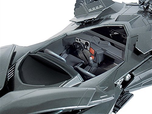 Amazon.co.jp: Batman v Superman Batmobile 1:25 Scale Model Kit