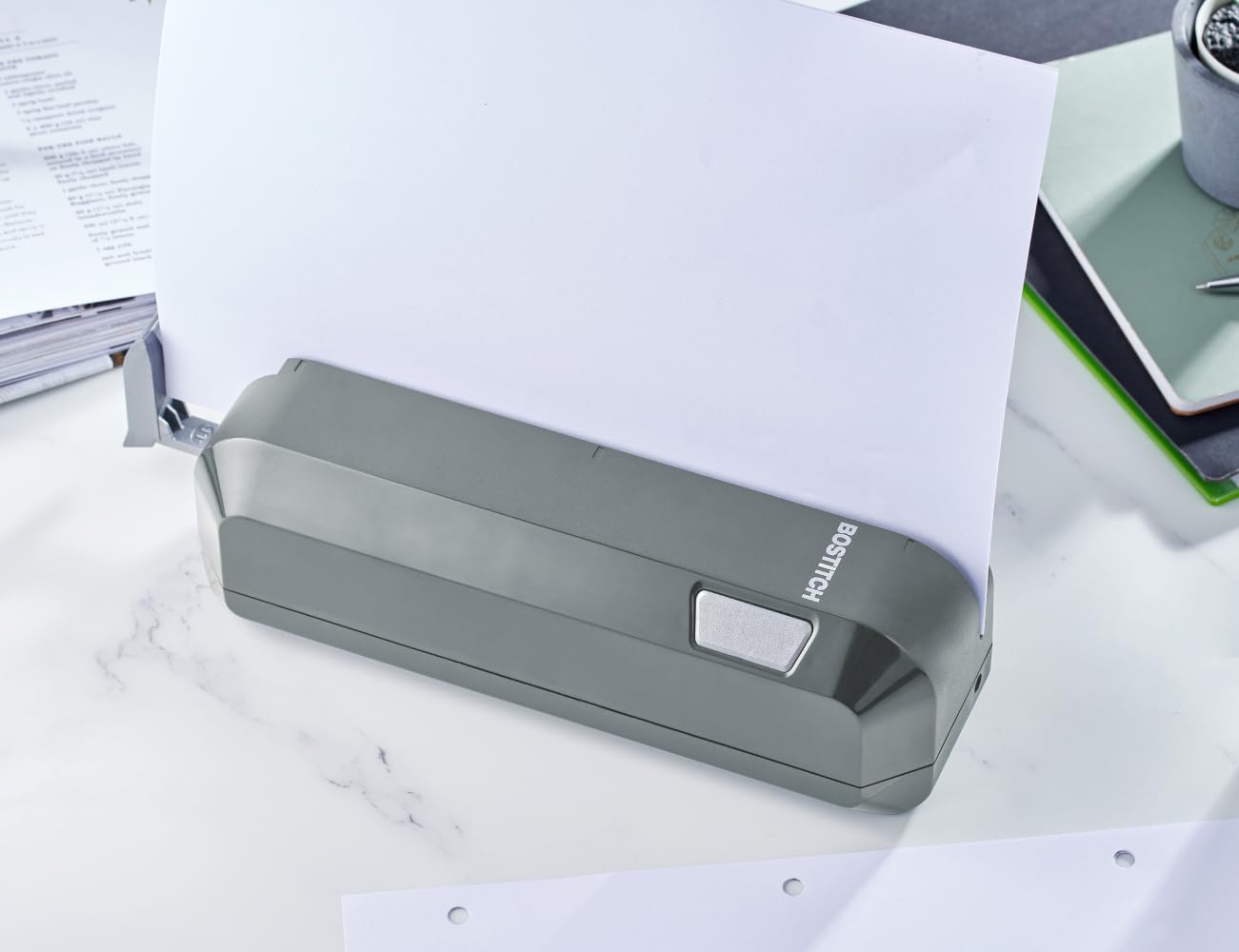 Bostitch Elektryczny dziurkacz biurkowy z 3 otworami, podwójny ładunek papieru, bardzo wytrzymały, pojemność 20 arkuszy, zasilacz sieciowy lub zasilanie bateryjne, oszczędność miejsca, szara