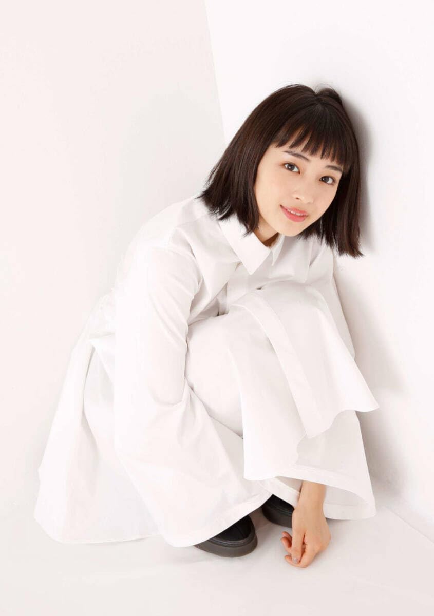 ▲限定１名様▲女優▲広瀬すず▲切り抜きクリアブック3冊▲ Amazon.co.jp: 広瀬すず_8 写真10枚 Lサイズ 女優 : おもちゃ