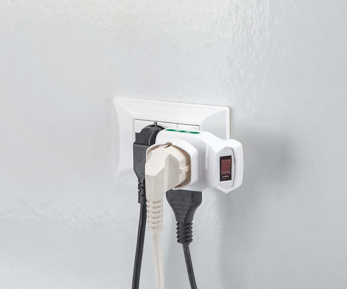 FANTON Adattatore triplo spina piccola 10A 2 prese bipasso 16A 1 presa bipasso italo/tedesca schuko con interruttore protezione sovraccarico NERO