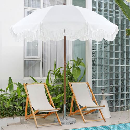 Sombrilla de playa con flecos estilo boho para tardes de verano 6