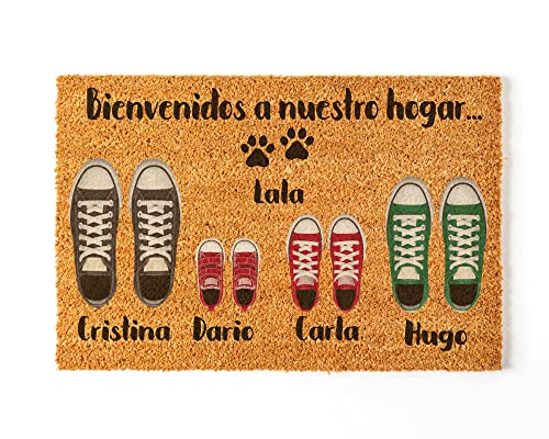Felpudo Personalizado para la Entrada de Casa | Personaliza tu Felpudo con toda tu Familia y Mascotas | 70 x 40 cm | Felpudos Originales y Divertidos en 100% Fibra de Coco | Familia de 4 + Mascota
