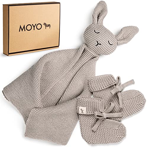 MOYO Baby Geschenk Set - hochwertiges Strickset aus Schnuffeltuch und Schühchen - Bio-Baumwolle (GOTS) - als Geschenk zur Geburt Junge & Mädchen - Baby Erstausstattung Neugeborene (Hej Baby - Grau) Cover