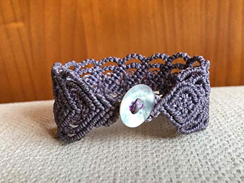 Pulsera macrame corazones lila oscuro hecha a mano con hilo encerado Mide aprox. 17 cm. de largo y 3 cm. de ancho .Cierra con botón