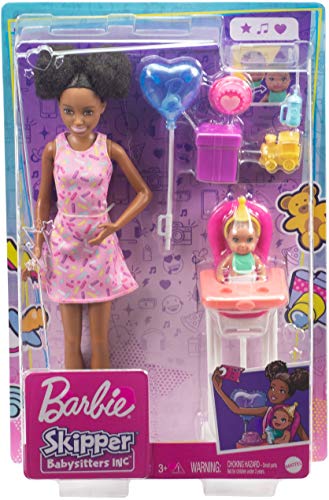 Barbie Skipper Muñeca afromericana canguro con vestido y bebé, con trona de niño de juguete y accesorios de cumpleaños (Mattel GRP41)