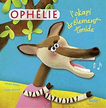 Paperback Ophélie, l'okapi drôlement timide [French] Book