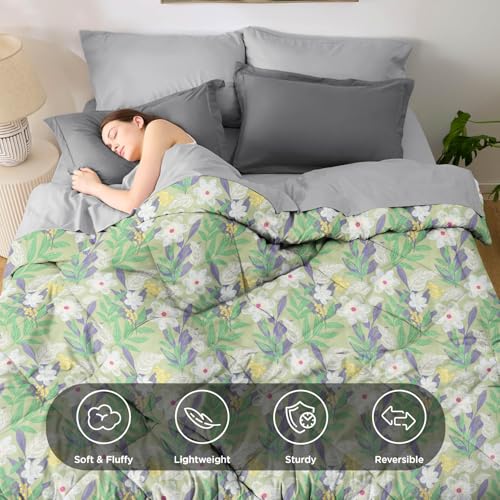Image of Amazon Brand - Umi 220 GSM Reversible Microfiber AC Comforter /Duvets for Mild Winter | All Season King Size 3 Layered Quilted Blanket for Double Bed (228 cm x 254 cm Light Green & White & Blue)