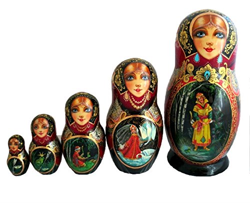 Matriochka en bois avec fleurs peinture à la main de l'empilement
