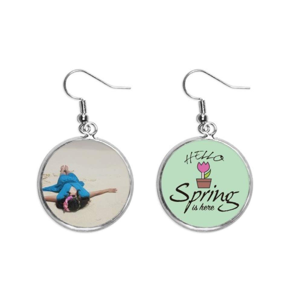 Pendientes de primavera para resaltar un look de invitada con olas de playa azul 5