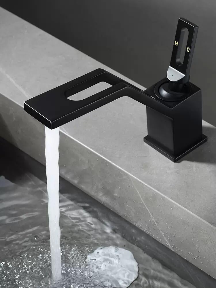 Mitigeur de lavabo pour eau chaude et froide dans une salle de bains moderne