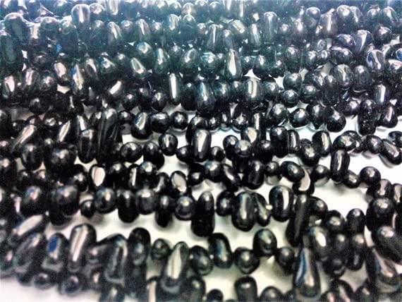 LKBEADS Naturalny czarny onex 5 x 7 mm do 6 x 8 mm gładkie boczne wywiercone koraliki zwisające, czarny onex zwykły kropla luźne koraliki z kamieni szlachetnych naszyjnik biżuteria 33 cm sznur