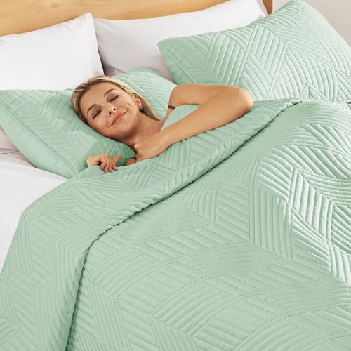 Exclusivo Mezcla Ultrasonic Full Queen Quilt Bedding Set, Lightweight Mint Green Bedspreads Soft Modern Geometric Coverlet Set for All Seasons (1 Quilt and 2 Pillow Shams)