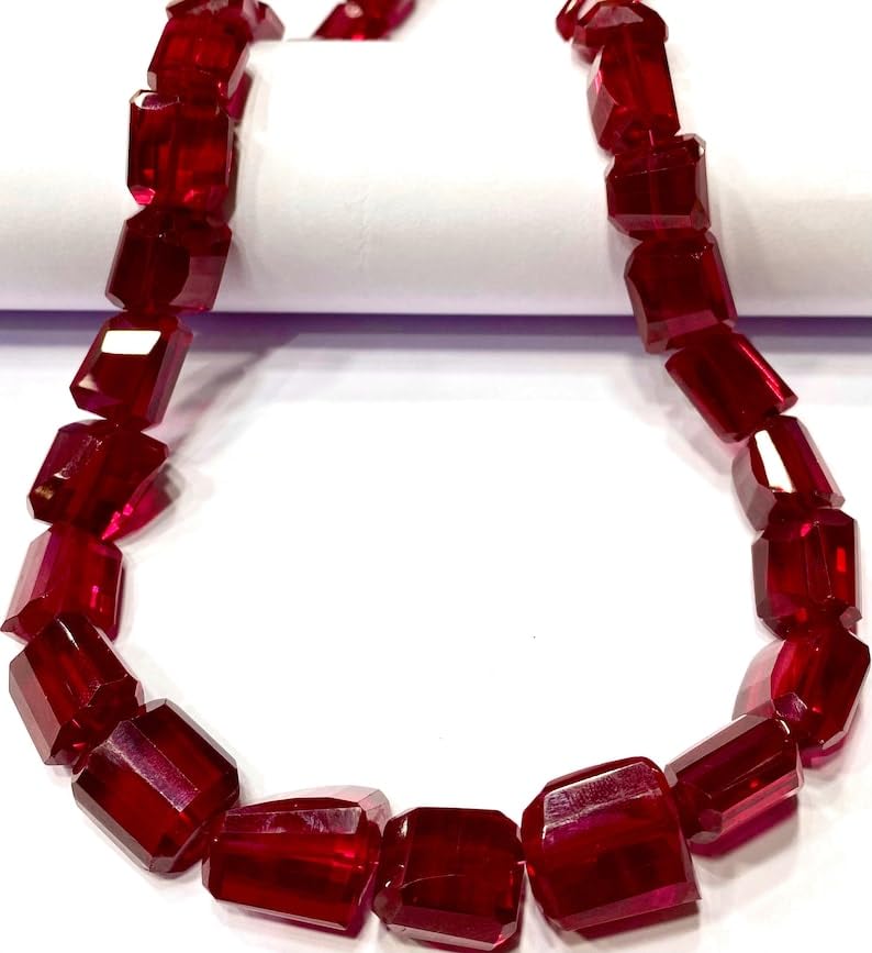 Naturalny rubinowy korund bryłki fasetowane koraliki 10 mm do 12 mm 48 cm długi sznurek tworzenie biżuterii koraliki z kamieni szlachetnych do naszyjnika, bransoletki