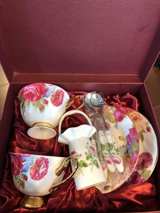 ローズ ガーデン FINE BONE CHINA ティーカップ セットと