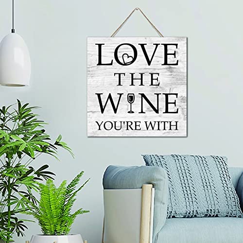 Plaque murale en bois pour habiller un mur vide avec une touche vin