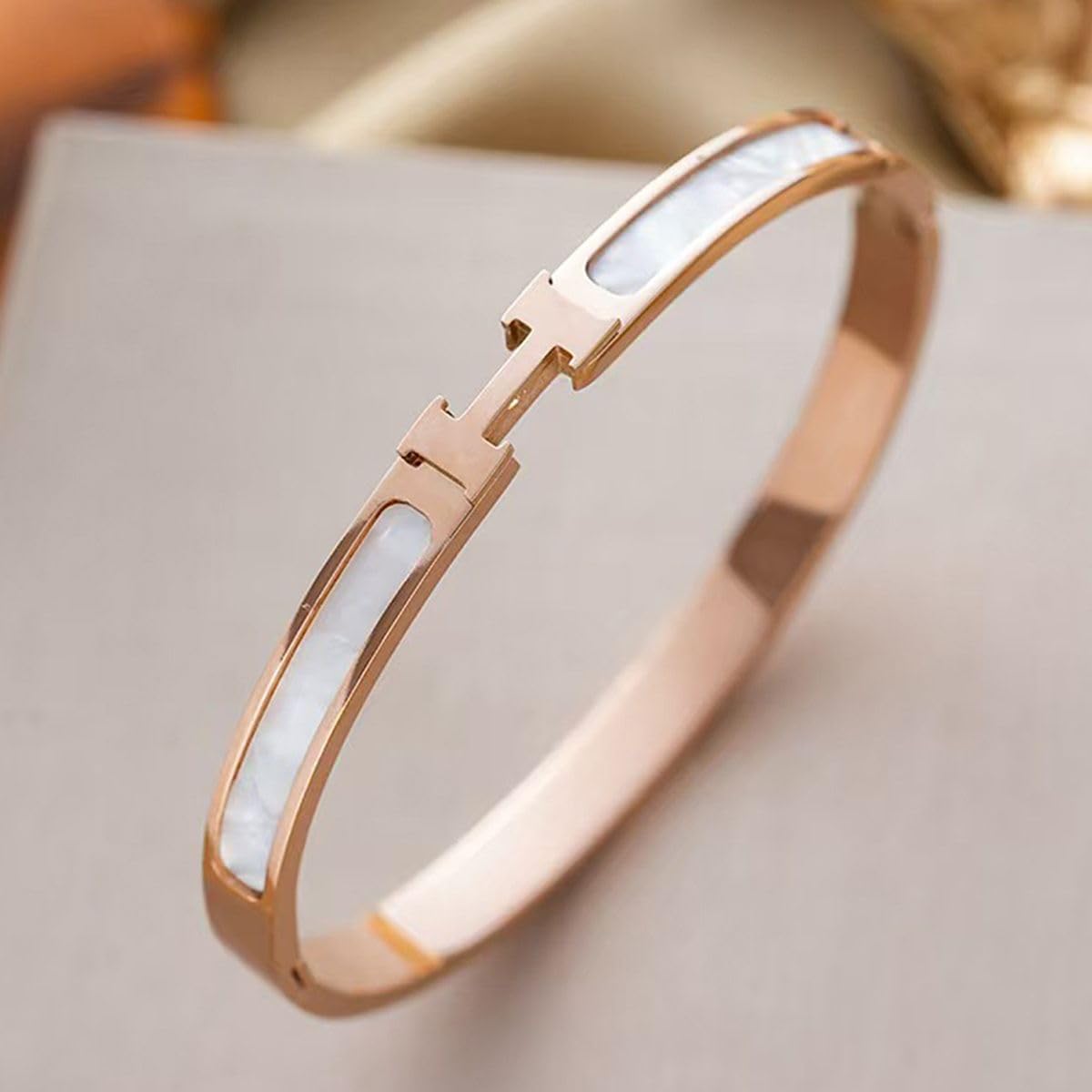 Generic Pulsera H de acero inoxidable de oro rosa para mujer, estilo brazalete con incrustaciones de esmalte blanco