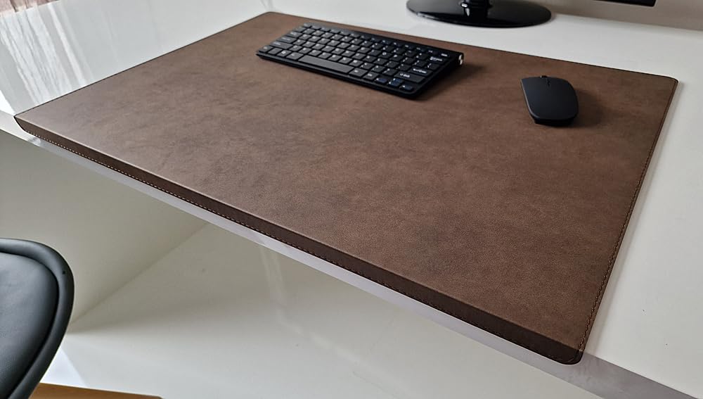 Gewinkelte Schreibtischunterlage mit Kantenschutz Nubuk Leder 70 x 47 Braun