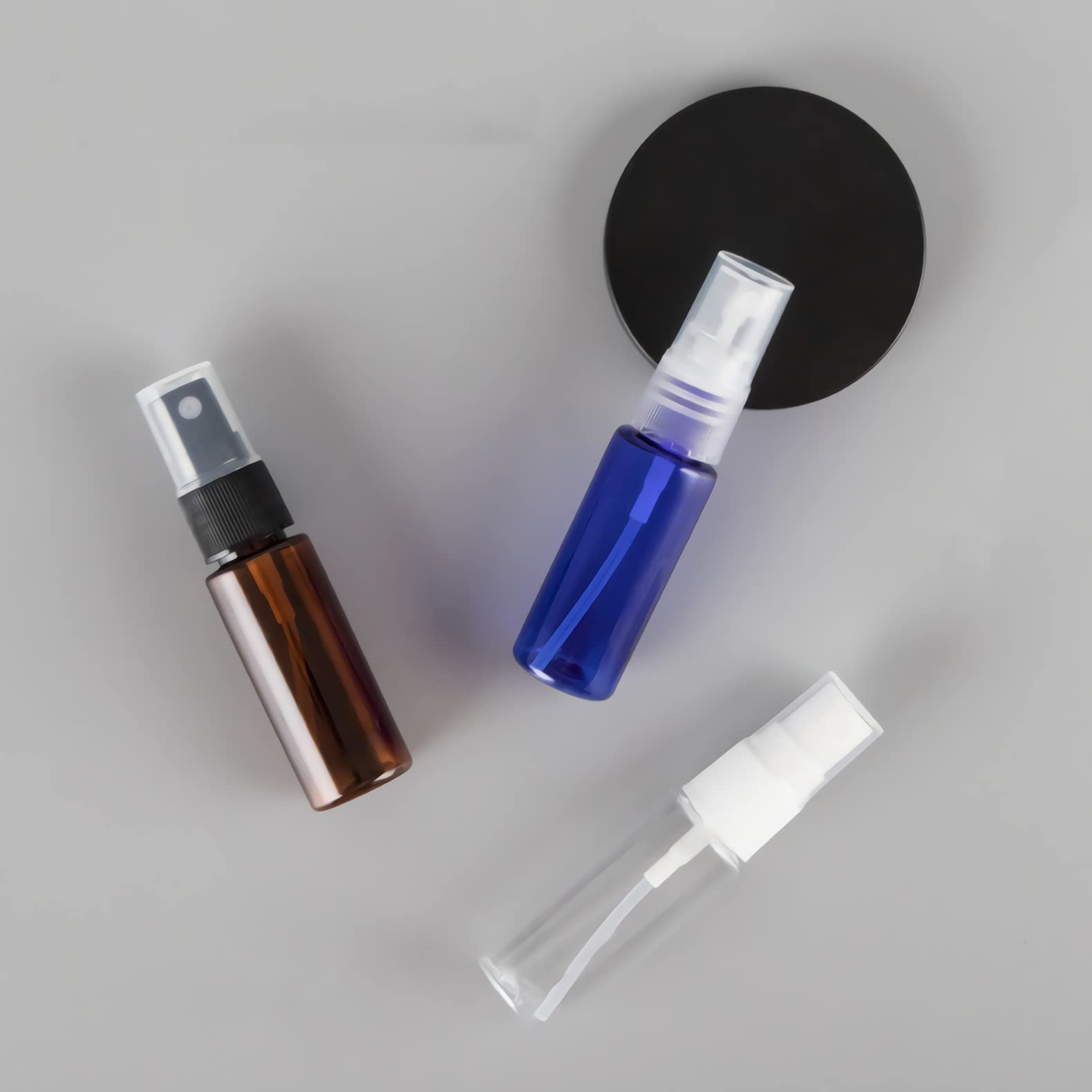 TIANZD 100 Stück Klein Leere Braun 20 ml Kunststoff Sprühflasche mit Schwarz Zerstäuber Flasche, 20ml Feinen Nebel Pumpzerstäuber Parfümzerstäuber Zerstäuberflasche Reise Flakons, 4x Trichter