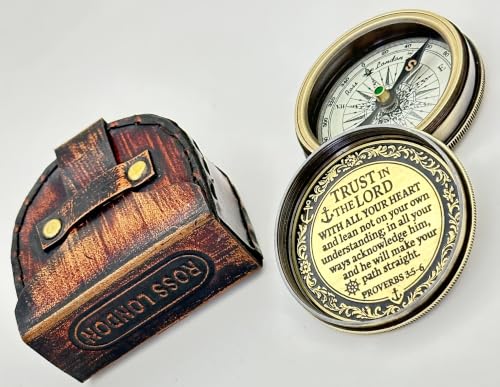 Brújula grabada 'Trust in the Lord' - Versículo de la Biblia Proverbios 3:5-6 - Regalo cristiano para hombres - Borde de latón con estuche de cuero miniatura 7