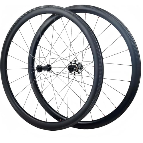 Leggerezza e precisione ingegneristica: con un peso di soli 700 g (anteriore) e 900 g (posteriore) per la versione da 40 mm e 785 g (anteriore) e 950 g (posteriore) per la versione da 55 mm, questo set di ruote è uno dei più leggeri della sua categoria. I raggi dritti in acciaio inossidabile e i nippli in alluminio leggero riducono ulteriormente il peso pur mantenendo la resistenza.