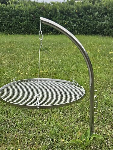 HeRo24 Schwenkgril/Grillgalgen Edelstahl T210 mit 60 cm Edelstahl Grillrost – Grillgalgen mit Erdspieß (3,5 cm Rohr) – Höhenverstellbar & rostfrei – Outdoor Camping Lagerfeuer Grillgestell