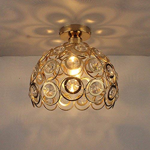 Plafonnier moderne style américain pour illuminer un couloir sombre avec une lumière chaude