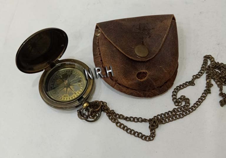 Brújula de latón grabada con cadena y estuche de cuero miniatura 5