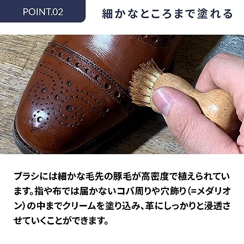 ペネトレィトブラシでコバとメダリオンを塗布する様子