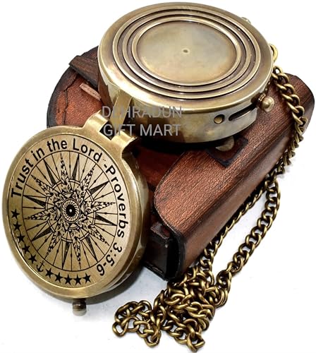 Brújula vintage de latón con cadena y estuche de cuero grabada con diseño inspirador miniatura 2