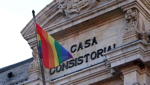 La pol&eacute;mica por las banderas LGTBI+ en los ayuntamientos: "La diversidad sexual, de g&eacute;nero y familiar no es una cuesti&oacute;n ideol&oacute;gica"
