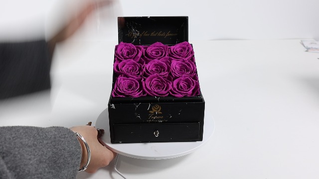 Caja de regalo con 9 rosas preservadas Forevera miniatura 7