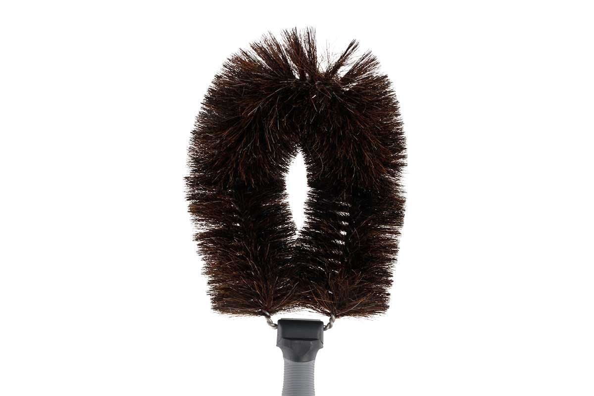 Spazzola per Ragnatele in Crine di Cavallo per Tubi e Pareti, 15 cm | Scopa curva flessibile prodotta in Germania, ideale per soffitti alti con chiusura a scatto per asta telescopica.