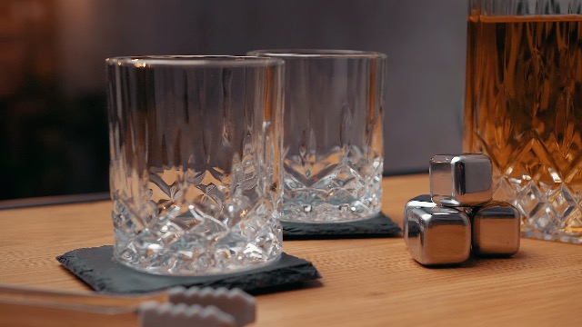 WHISISKEY Whiskey Karaffen Set Mit 4 Gläsern - Diamant Dekanter 1000ml In Geschenkbox