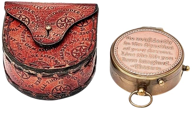 Brújula de Bolsillo Vintage de Latón con Estuche de Cuero Grabado con Cita Inspiradora de Thoreau Brújula Náutica Antigua para Hombres, Viajeros, Senderismo, Camping y Regalos