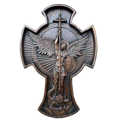 Cruz de madera tallada con versículos bíblicos y relieve del Arcángel Miguel